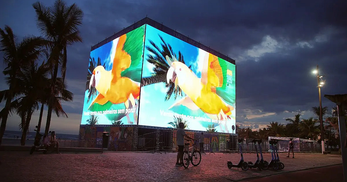 Praia Grande vira cinema a céu aberto no verão com telões gigantes de LED na orla