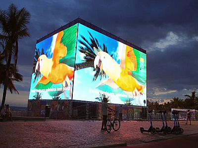 Praia Grande vira cinema a céu aberto no verão com telões gigantes de LED na orla