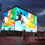 Praia Grande vira cinema a céu aberto no verão com telões gigantes de LED na orla