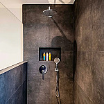 Banheiro sem box vira febre no verão: o “chuveiro italiano” que amplia o espaço e transforma o banho em experiência de spa