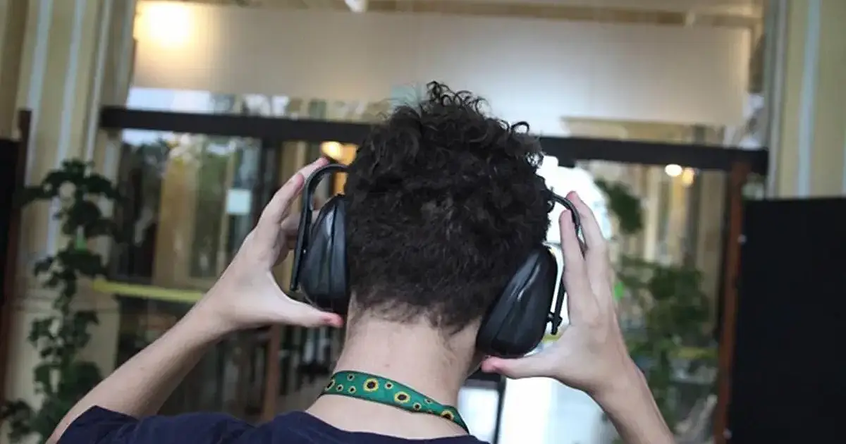 Santos ainda distribui abafadores de ruído gratuitos para pessoas com sensibilidade auditiva