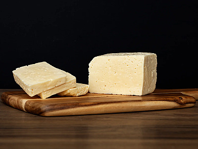 Delicioso queijo fresco com vinagre e leite