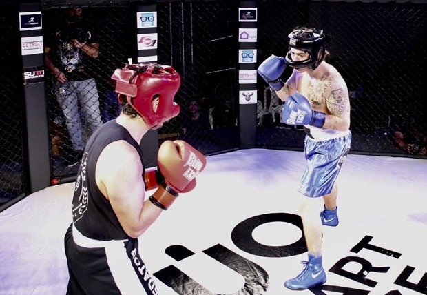 Whindersson Nunes vence sua primeira luta de boxe amador em Alphaville