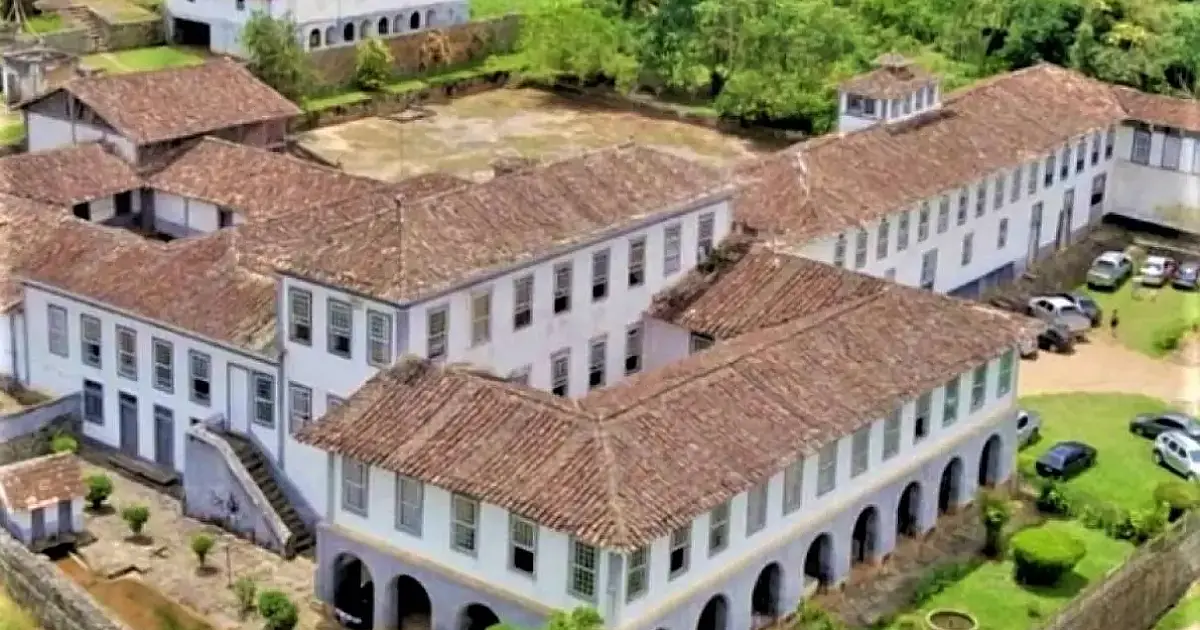 Fazenda Santa Clara: 365 janelas em risco de desabar em MG
