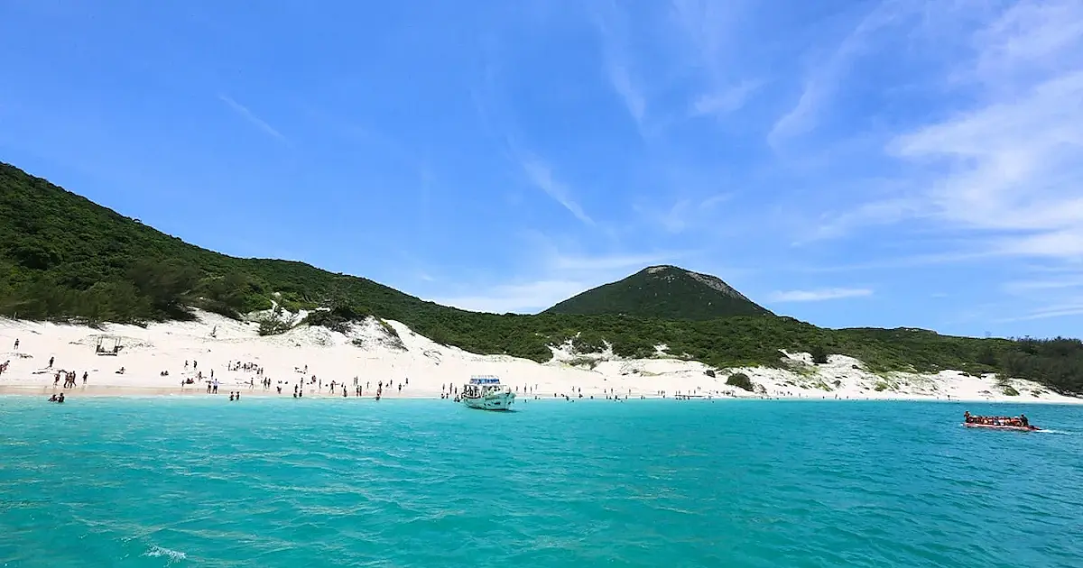 Praia do Farol, em Arraial do Cabo, é eleita a mais perfeita do Brasil e o motivo surpreende