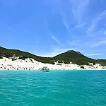 Praia do Farol, em Arraial do Cabo, é eleita a mais perfeita do Brasil e o motivo surpreende