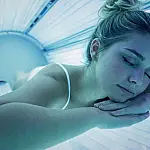 Bronzeamento artificial triplica risco de melanoma e danifica DNA da pele