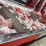 Supermercado em São Gonçalo interditado: 1,3 tonelada de carnes e frios jogados fora