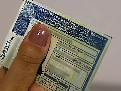 Carteira Nacional de Habilitação (CNH) brasileira, agora válida em Portugal.