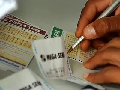 Marcando cartela da Mega-Sena.
