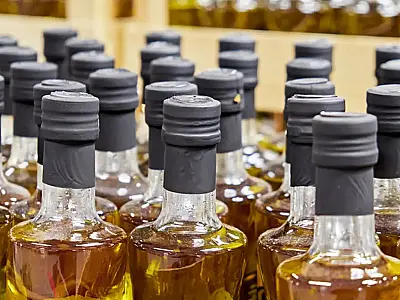 A Anvisa proibiu venda de azeite Terra das Oliveiras por origem desconhecida e suspendeu sal Marfim e doce de leite São Benedito por irregularidades.