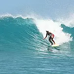 Surfista brasileira que venceu tubarão morre aos 62 no Havaí