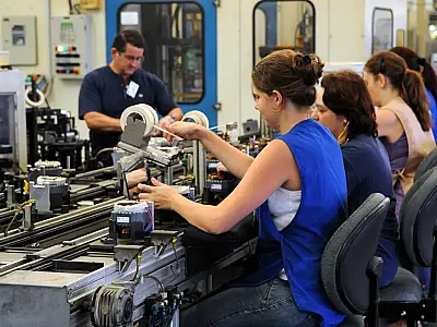 Descubra os Indicadores Industriais da CNI: faturamento da indústria sobe 1,2% em novembro de 2025.