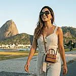 Clutch ou mini bag: entenda as diferenças essenciais e descubra qual bolsa escolher para arrasar no próximo evento ou festa em 2026