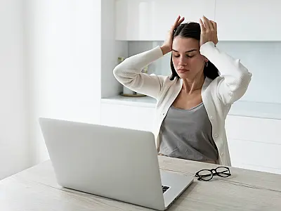 Estresse no trabalho é comum, mas a técnica de respiração consciente alivia em instantes.