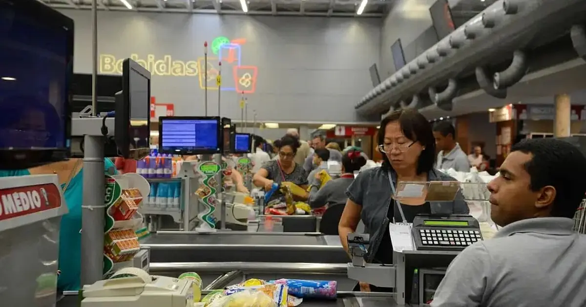 Supermercados estão proibidos de abrir aos domingos em 2026? Veja o que diz a lei