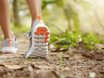 Descubra por que a caminhada de pelo menos 30 minutos seguidos a 5 km/h é tão eficaz quanto a academia.