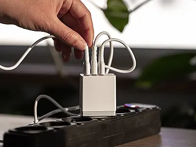 O consumo fantasma de carregadores na tomada aumenta a conta de luz mesmo sem uso.