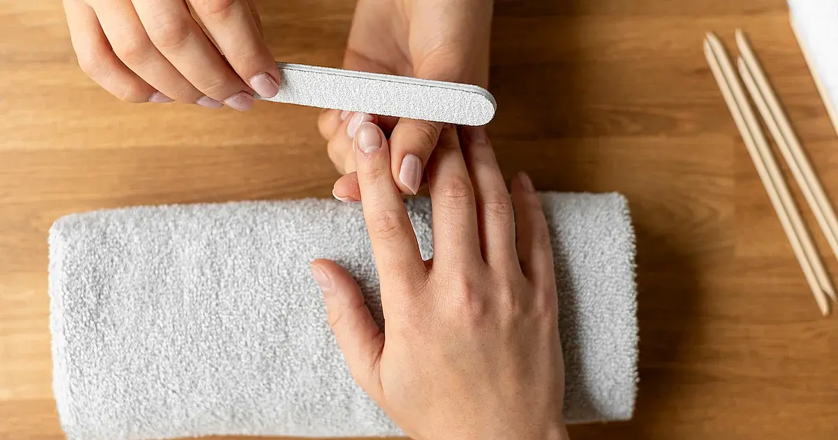 Clarear unhas amareladas em casa com segurança