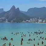 Carnaval 2026 aquece reservas em destinos litorâneos