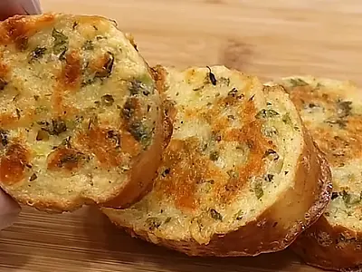 Rabanada salgada, dourada e macia, uma forma prática de transformar pão amanhecido em uma refeição simples e cheia de sabor.
