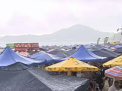 Aglomeração de tendas em Ubatuba, no Litoral Norte de São Paulo.