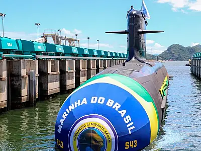 Lançamento ao mar do submarino Almirante Karam simboliza avanço do programa submarino brasileiro em meio a debates sobre dependência tecnológica externa.