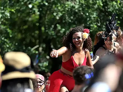 PM de SP reforça atendimento especial para mulheres no Carnaval com policiais femininas, Cabine Lilás, drones e aumento do efetivo. Saiba como funciona o esquema de proteção.