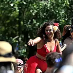 PM de SP reforça atendimento especial para mulheres durante o Carnaval com policiais femininas e Cabine Lilás