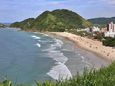 A Praia do Tombo é a única do litoral paulista com o selo internacional de Bandeira Azul há 16 anos.