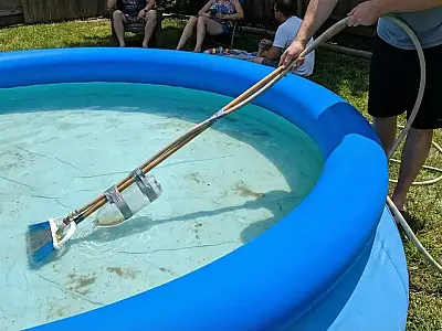 Veja como fazer um aspirador caseiro para piscina com mangueira velha, garrafa plástica e cabo de vassoura.