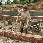 Jovem constrói sozinha piscina de alvenaria e viraliza com projeto simples que qualquer um pode copiar