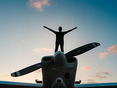 Alexandre Frota, piloto brasileiro, inicia em breve a primeira volta ao mundo sozinho em avião monomotor experimental, percorrendo 74 mil km por 45 países.