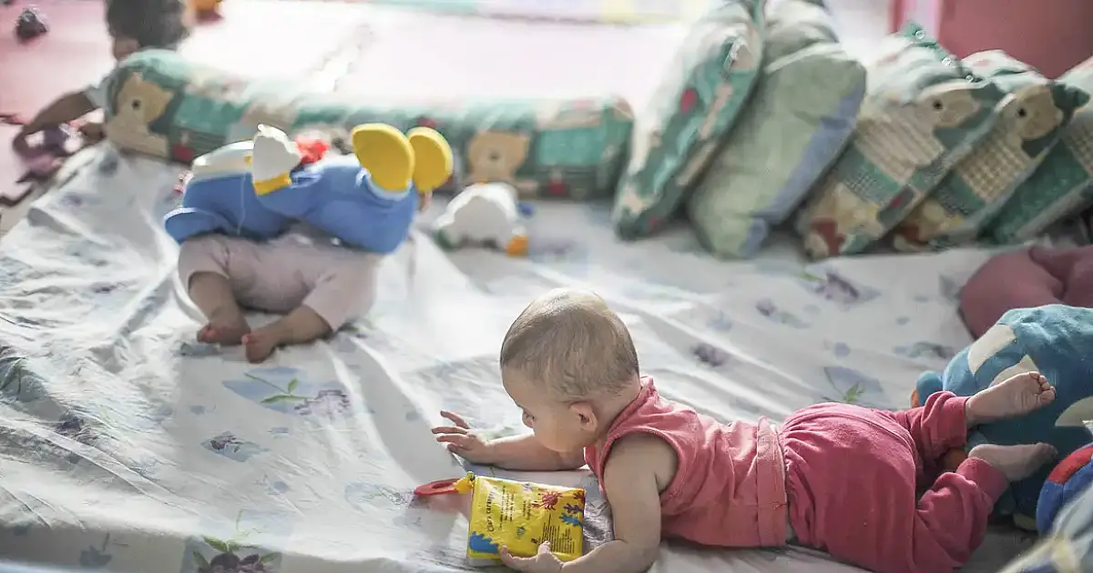 Pesquisa da UFSCar revela que pobreza afeta desenvolvimento motor de bebês desde os 6 meses de idade