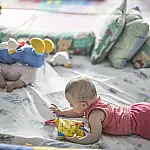 Pesquisa da UFSCar revela que pobreza afeta desenvolvimento motor de bebês desde os 6 meses de idade