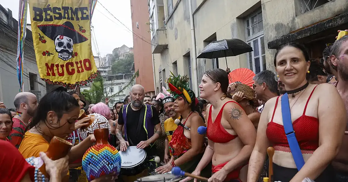 Bloco Besa Me Mucho anima ladeiras do Morro da Providência com ritmos latinos no carnaval de rua do Rio