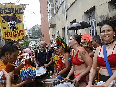 Bloco Besa Me Mucho anima ladeiras do Morro da Providência com ritmos latinos no carnaval de rua do Rio