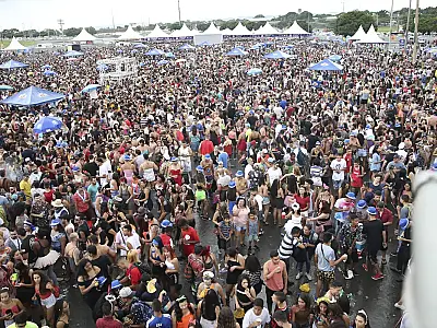Descubra como evitar acidentes com a rede elétrica no Carnaval, conforme alerta da Abradee.