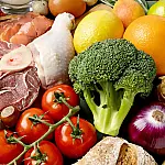 O erro mais comum na cozinha que pode causar intoxicação alimentar: pesquisa revela hábitos perigosos nos lares brasileiros e dicas da Anvisa para evitar riscos