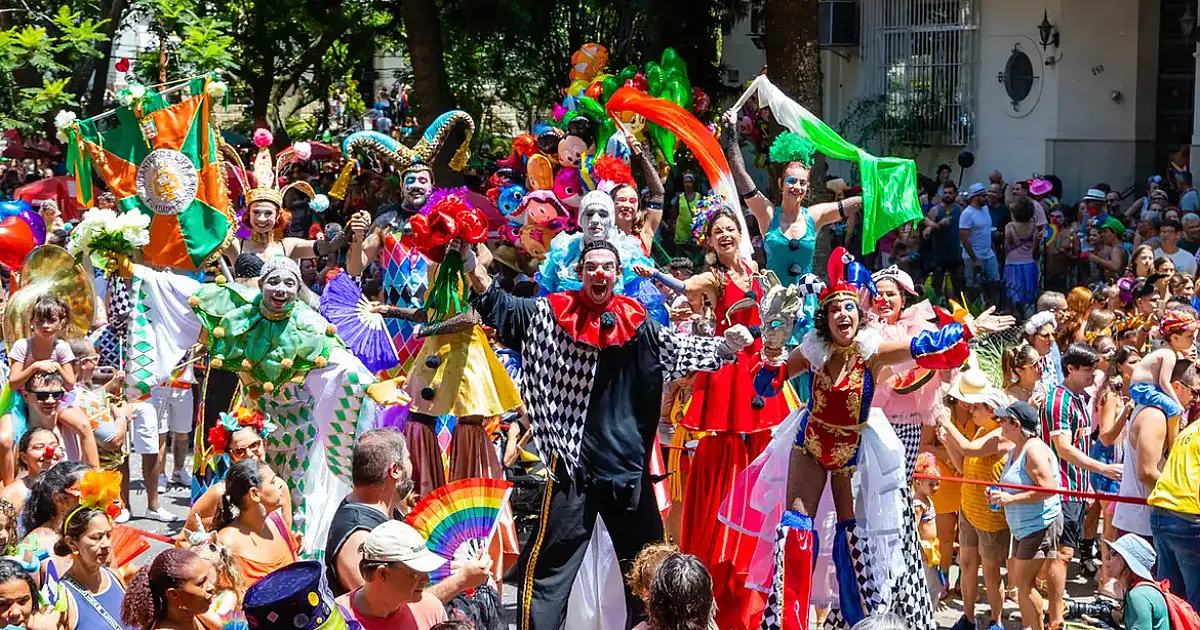 Carnaval 2026 no Rio: 56 blocos desfilam neste domingo (15) e cidade projeta 6,8 milhões de foliões na rua