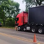 PRF flagra caminhoneiro transportando adolescente de 15 anos sem autorização na BR-290 em Alegrete