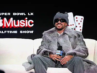 Super Bowl LX vira palco de celebração multicultural com Bad Bunny e crítica à política anti-imigração nos EUA