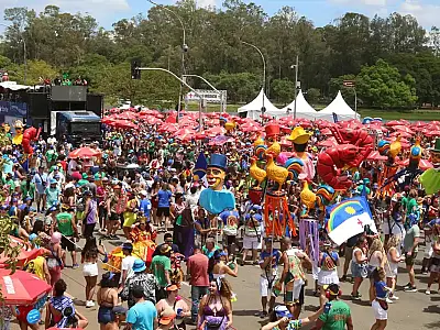 Descubra como Pabllo Vittar e o grupo Nmixx agitam o carnaval de São Paulo com apresentação conjunta no megabloco do Ibirapuera.