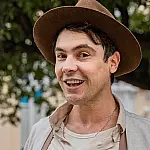 Candinho enfrenta chantagem cruel por Dita em Êta Mundo Melhor! na Globo