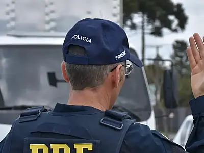 Um grave acidente entre van e caminhão na BR-020, em Planaltina (DF), resultou em cinco mortes e 11 feridos.