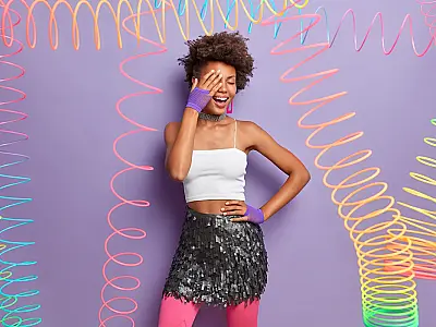 Descubra as tendências de looks para o Carnaval 2026 que equilibram brilho e conforto.