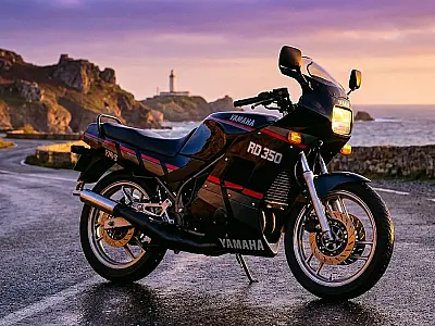 A Yamaha RD 350, conhecida como Viúva Negra, chegou ao Brasil nos anos 1970 com motor dois tempos de alta performance.