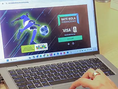 O jogo Bate-Bola Financeiro promove educação financeira para famílias do CadÚnico com linguagem do futebol.