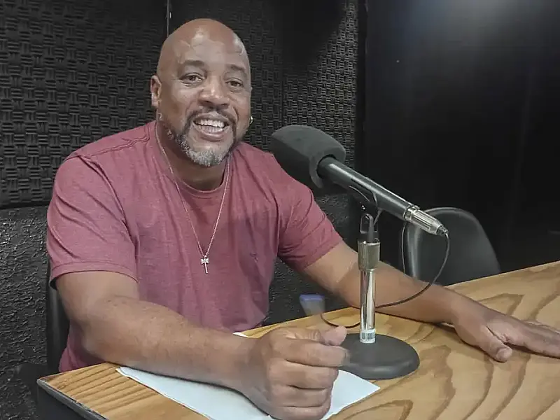 Sociólogo Rodrigo Reduzino analisa samba-enredo como ato político nas escolas de samba da ditadura militar