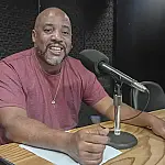 Sociólogo Rodrigo Reduzino analisa samba-enredo como ato político nas escolas de samba da ditadura militar